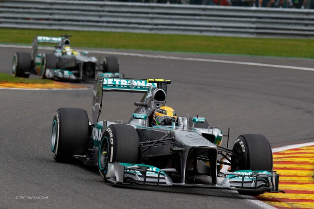 Mercedes W04 de Lewis Hamilton seguido por su compañero de equipo Rosberg (GP Bélgica, 2013)